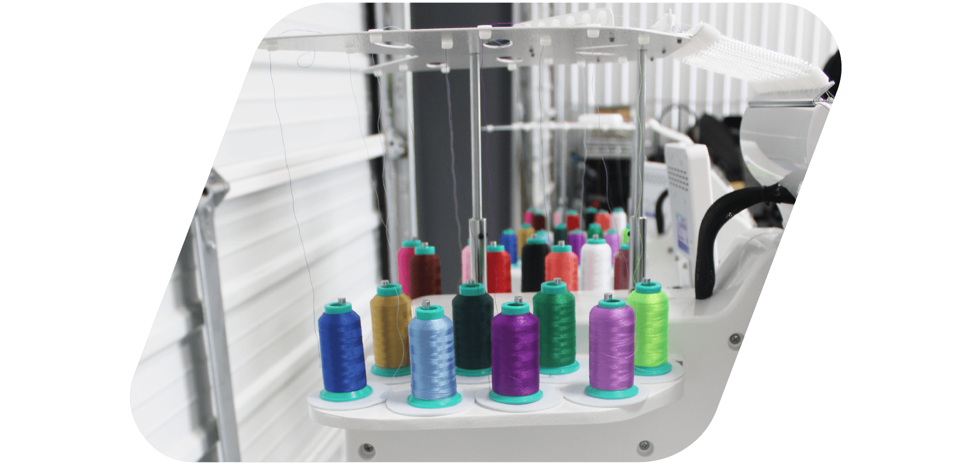 Mini-Holding-15-spools-of-thread-old-min
